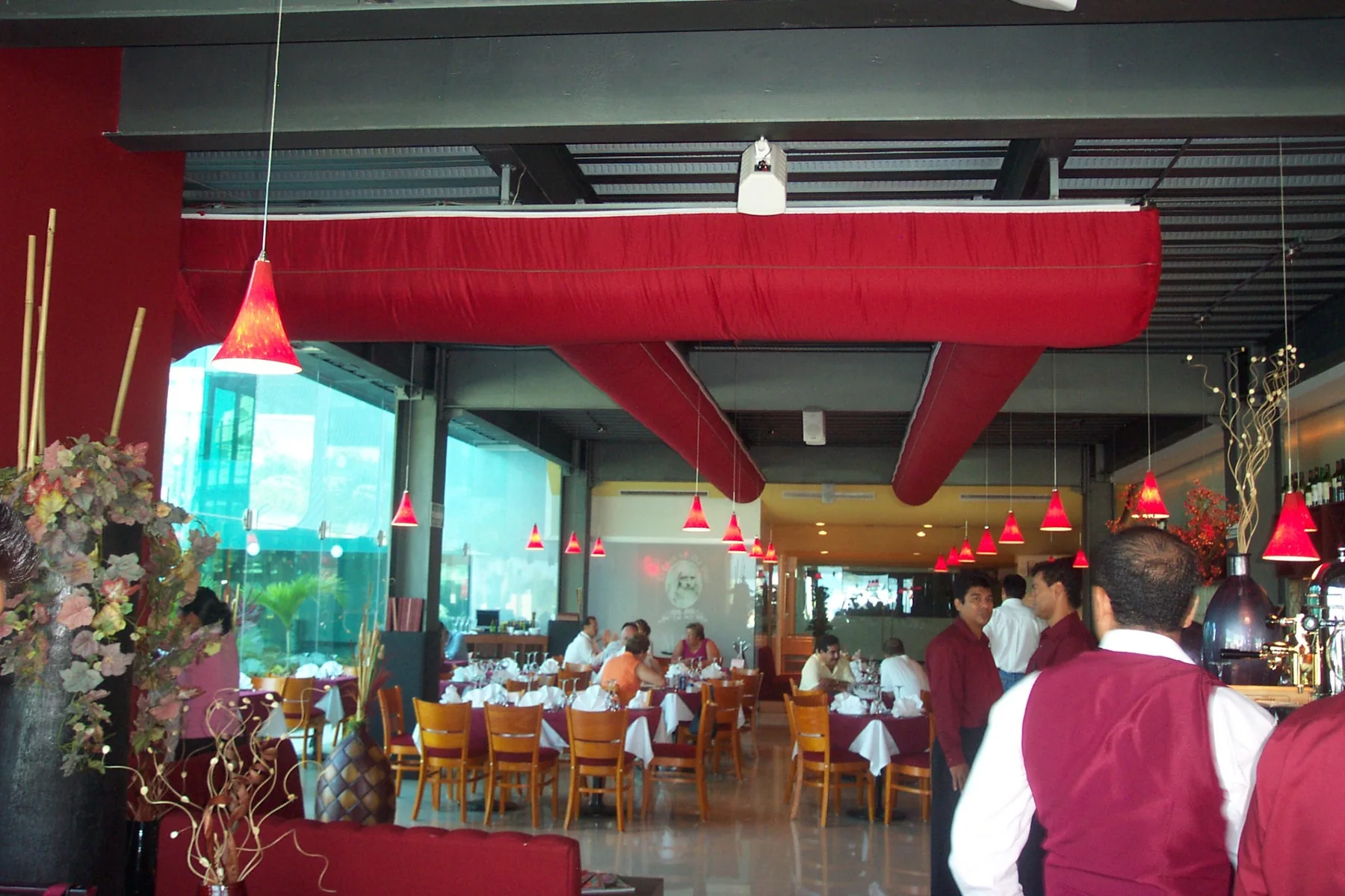 Restaurante com dutos têxteis