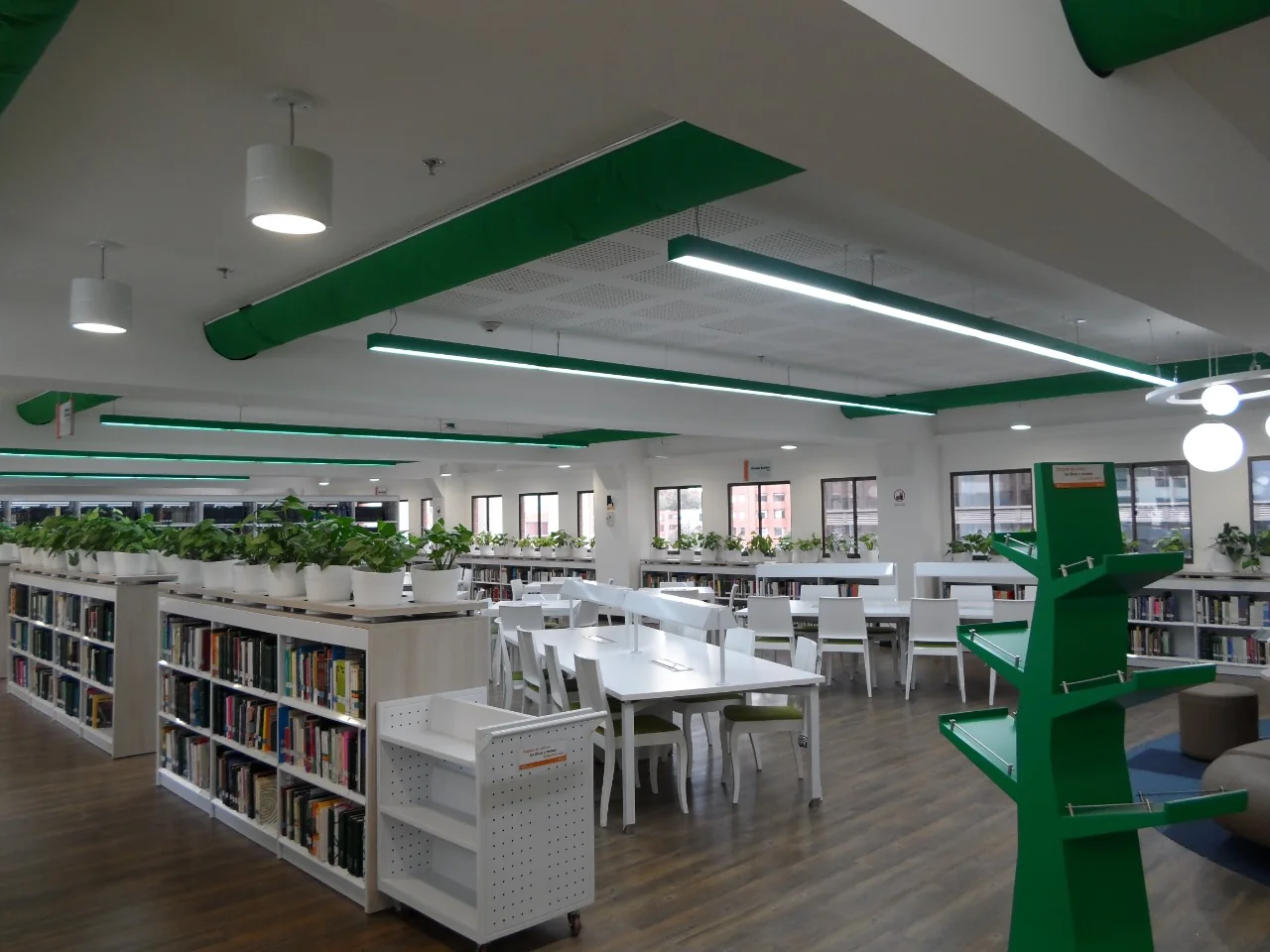 Biblioteca climatizada com dutos têxteis