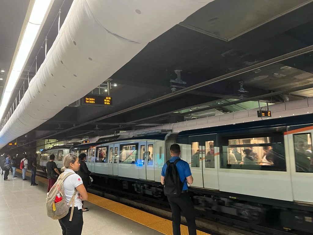 Estação de metrô com dutos têxteis