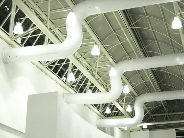 Espaço público com dutos têxteis
