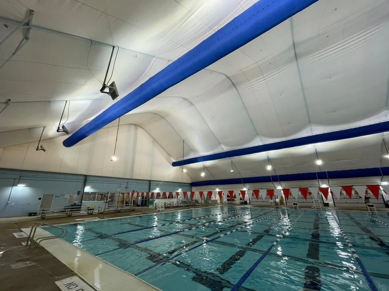 Piscina climatizada com dutos têxteis