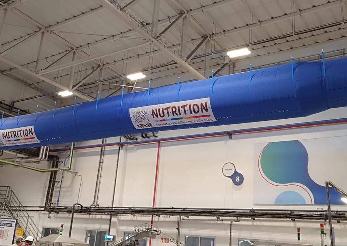 Duto têxtil azul personalizado com identidade Nestlé Nutrition