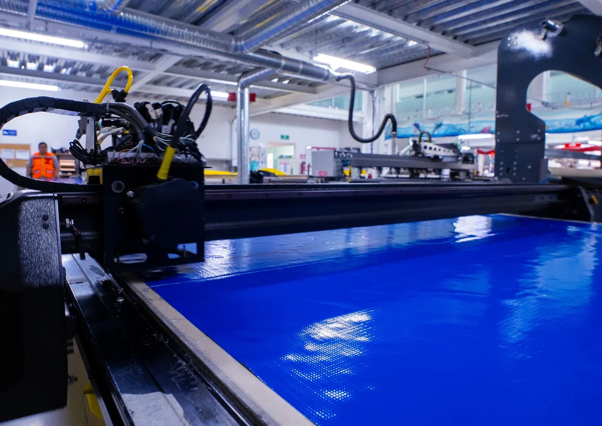 Tecido azul em processo de produção