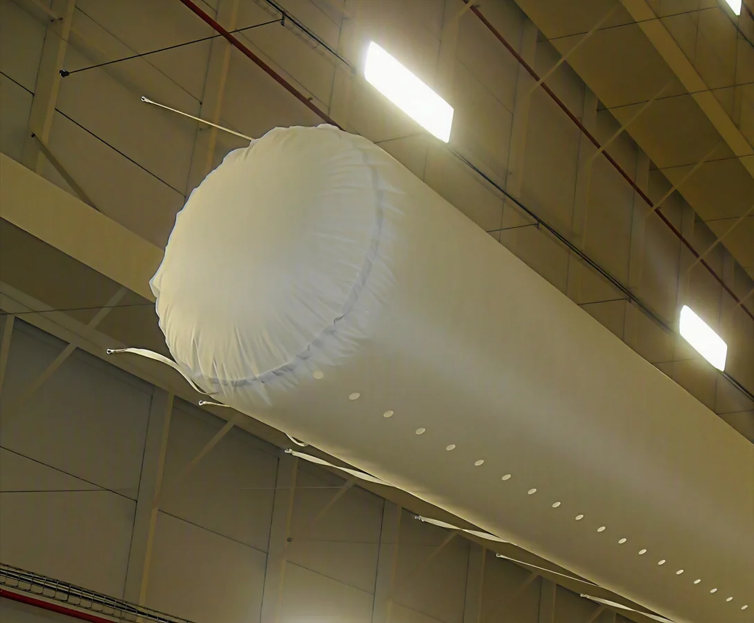 Dutos têxteis brancos instalados em ambiente industrial