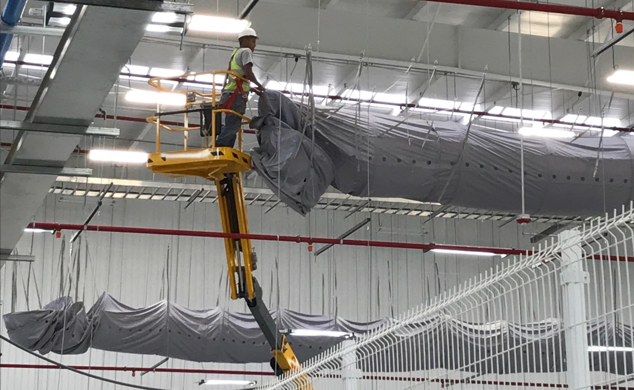 Instalação profissional de duto têxtil em plataforma elevatória