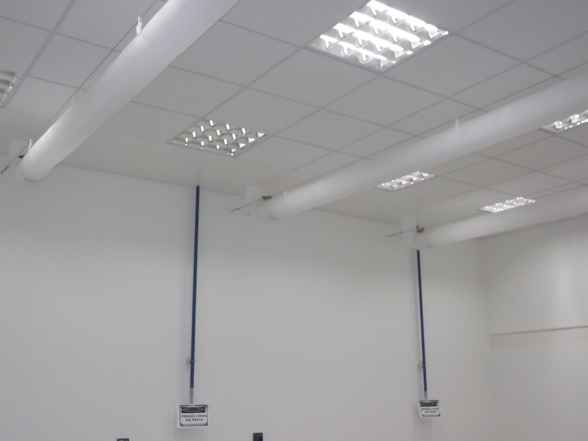 Ambiente farmacêutico limpo com dutos têxteis brancos