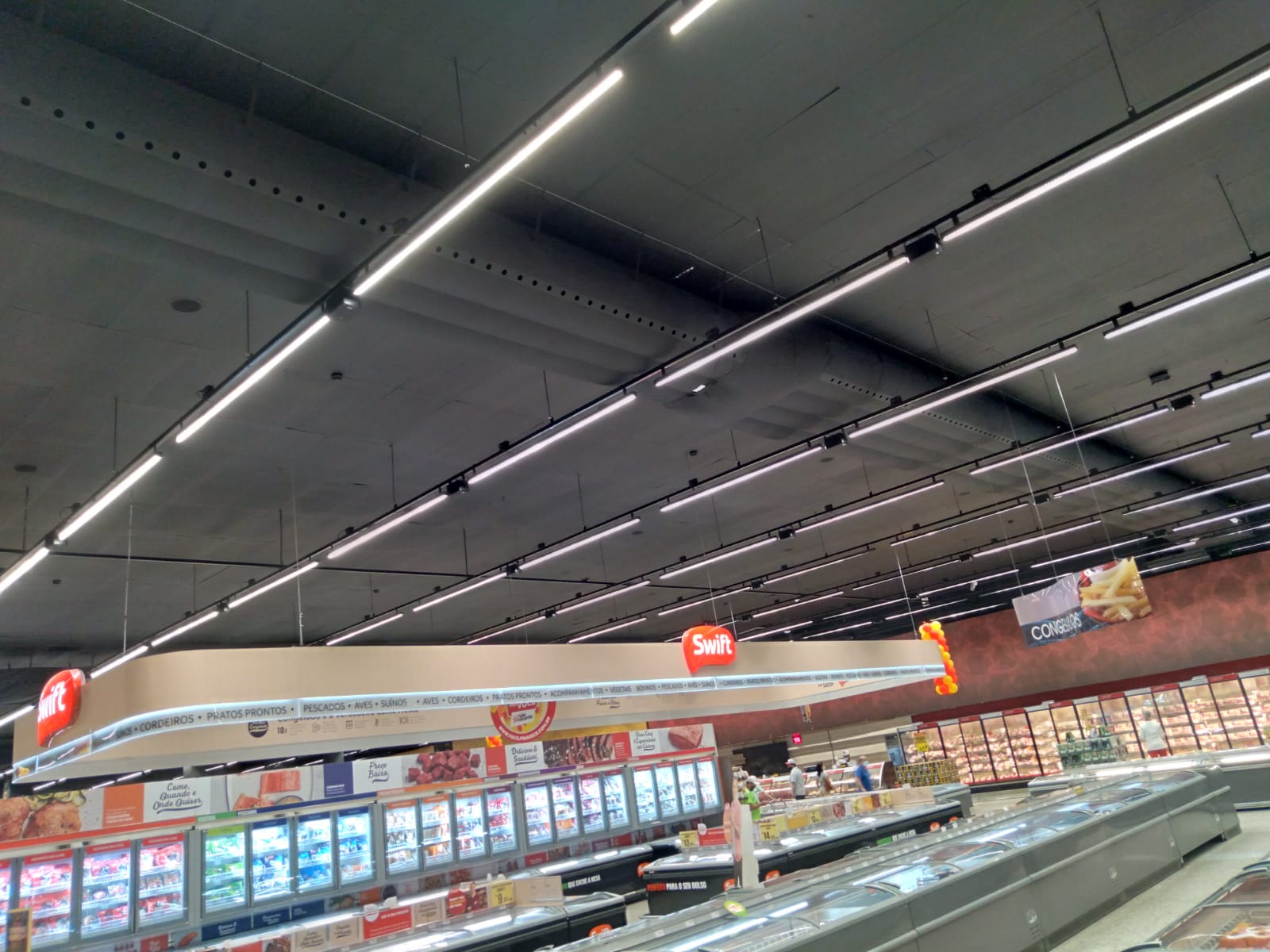 Supermercado com dutos têxteis sobre a área de vendas